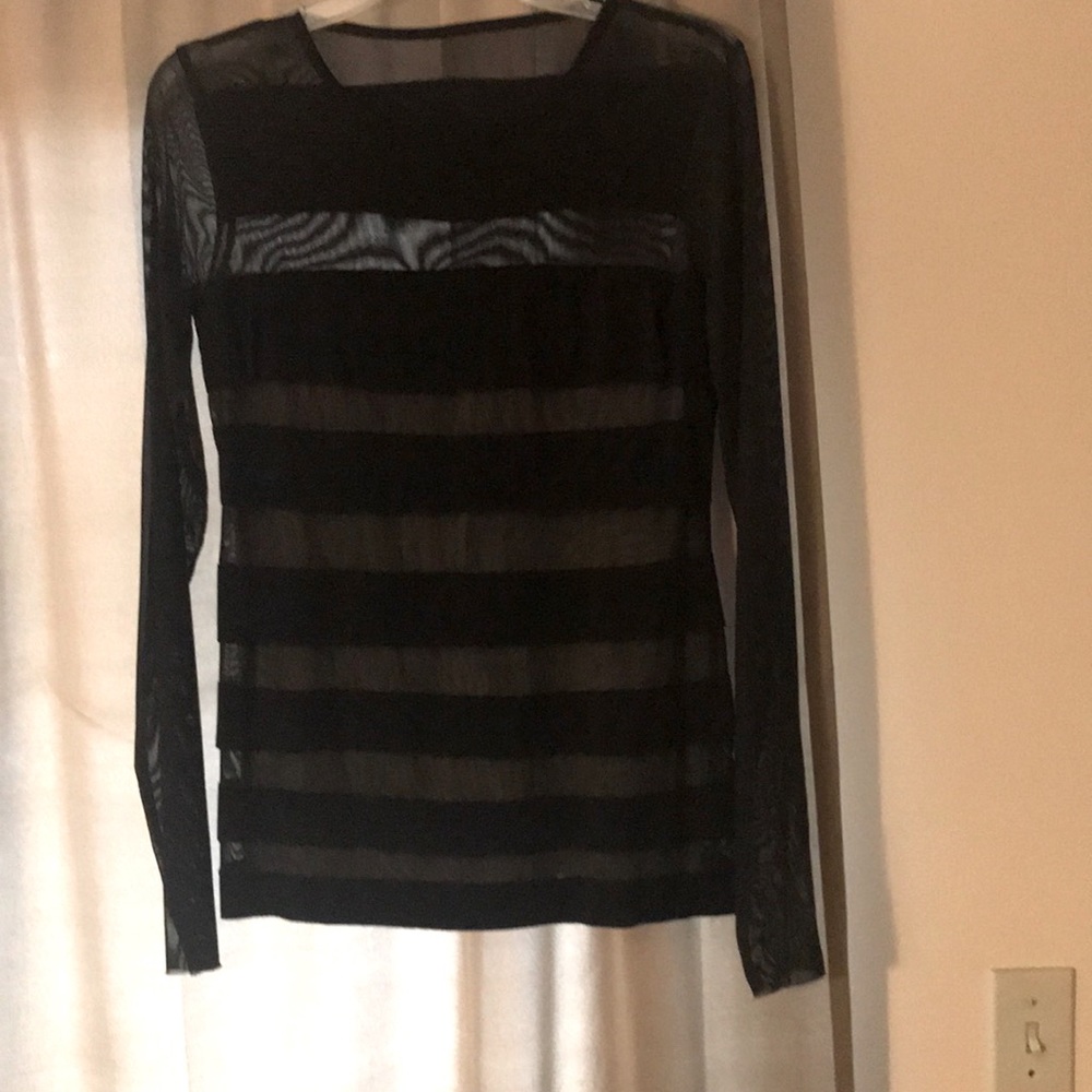 Elegant, longsleeved top – lined in beige.